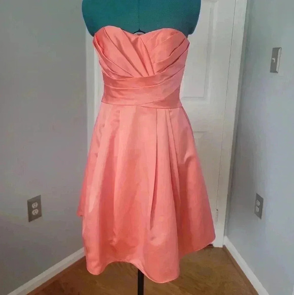 David's Bridal Sweetheart Neckline Size 4 A-line Satin Cocktail Dress - Picture 1 of 6